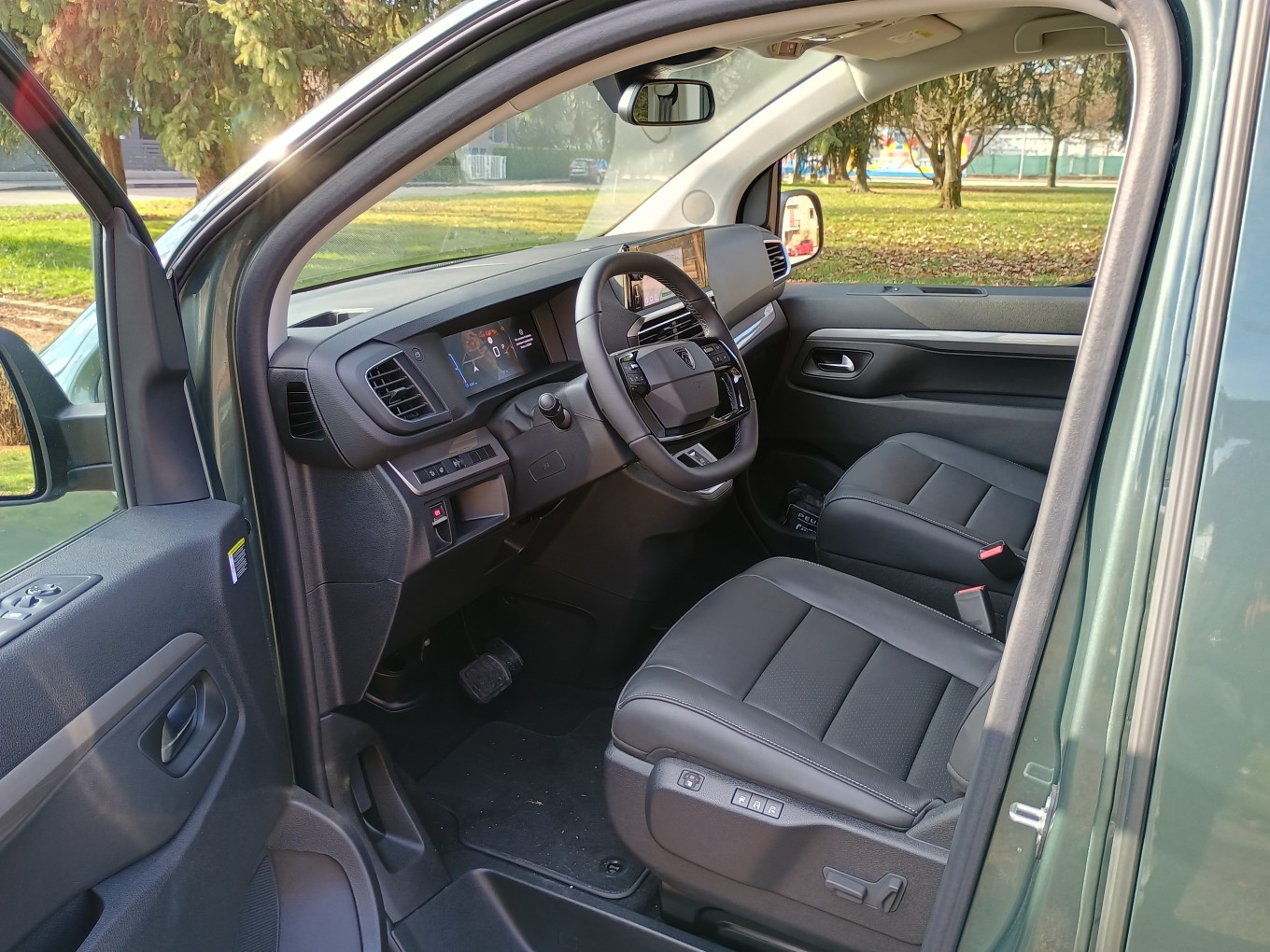 Peugeot Traveller 2026 interno