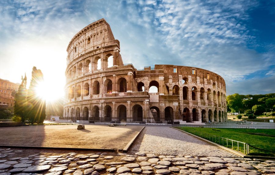 Colosseo Roma e minivan Trayectis